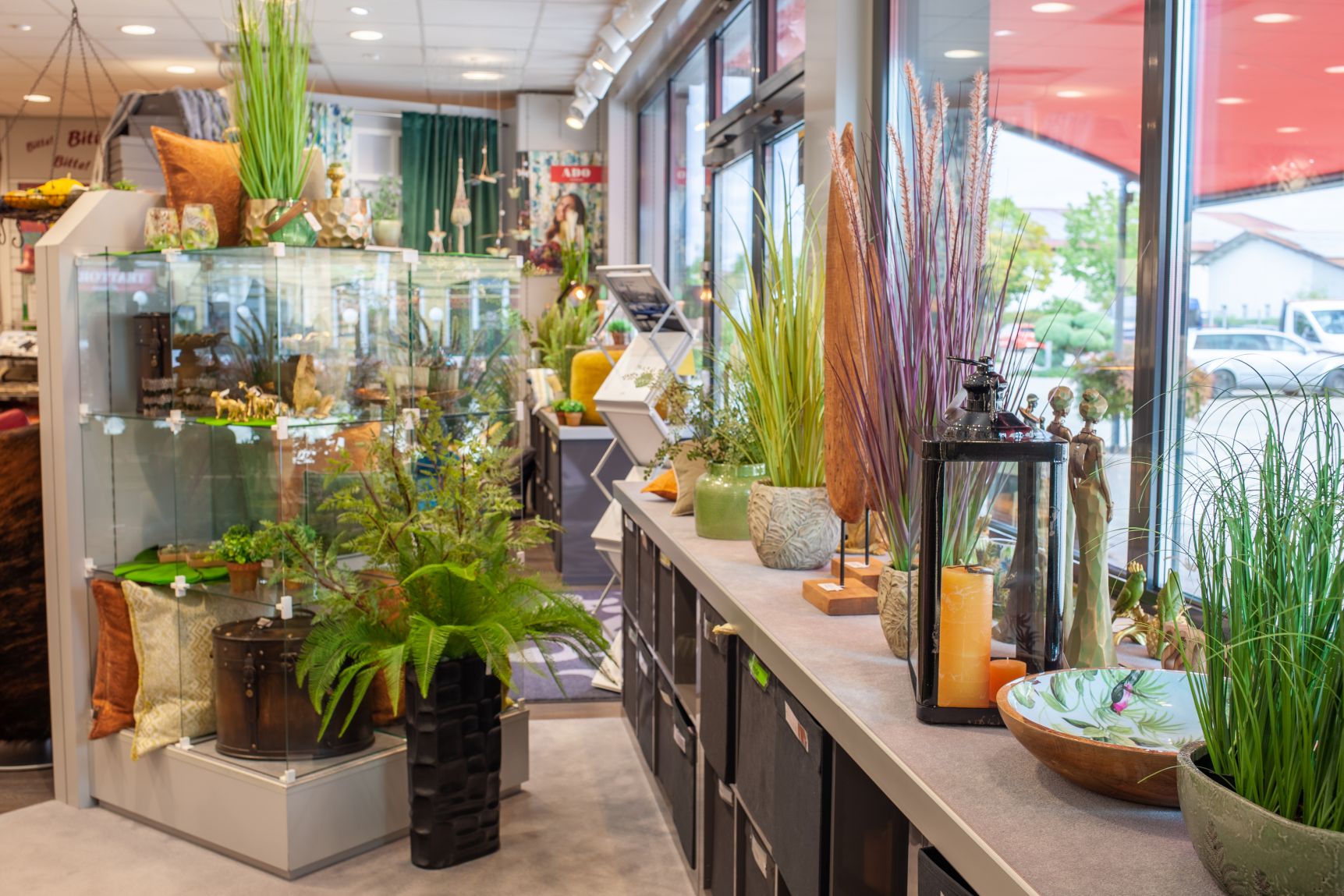 Blumendeko im Schaufenster September 2019 bei Ege Raum & Design Mühldorf