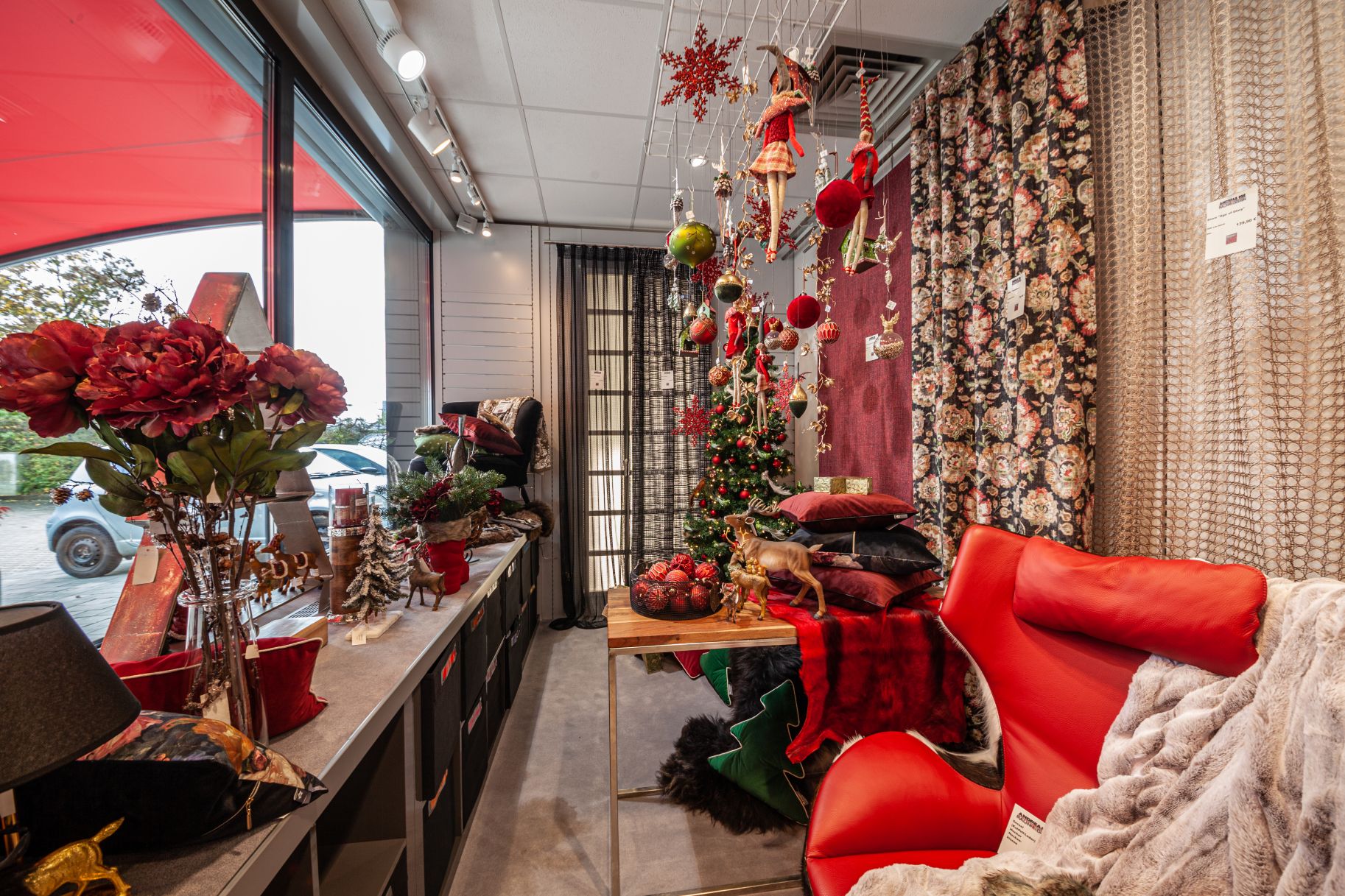 Weihnachtsdeko Schaufenster bei Ege Raum & Design Mühldorf