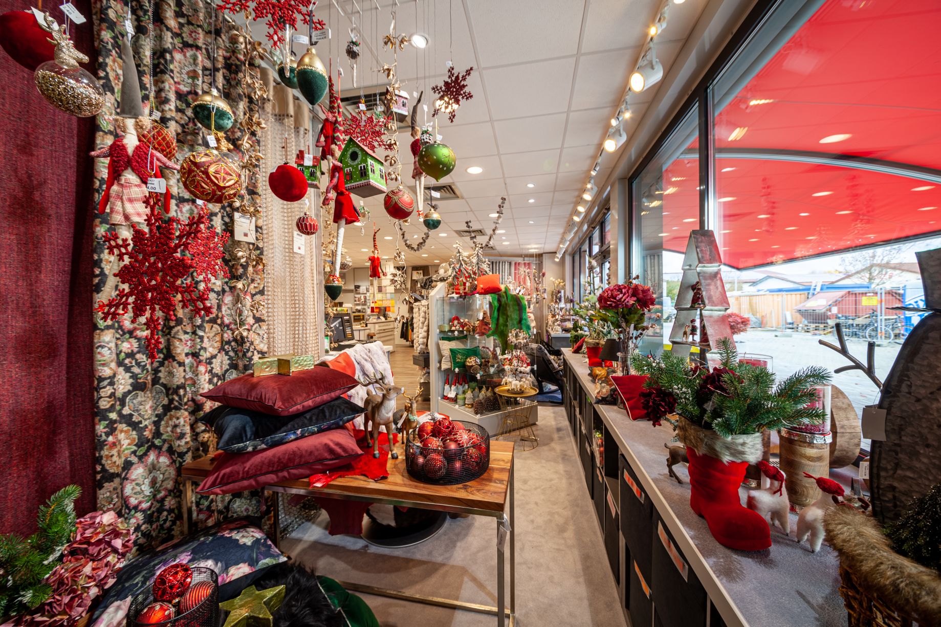 Weihnachtsdeko Schaufenster bei Ege Raum & Design Mühldorf