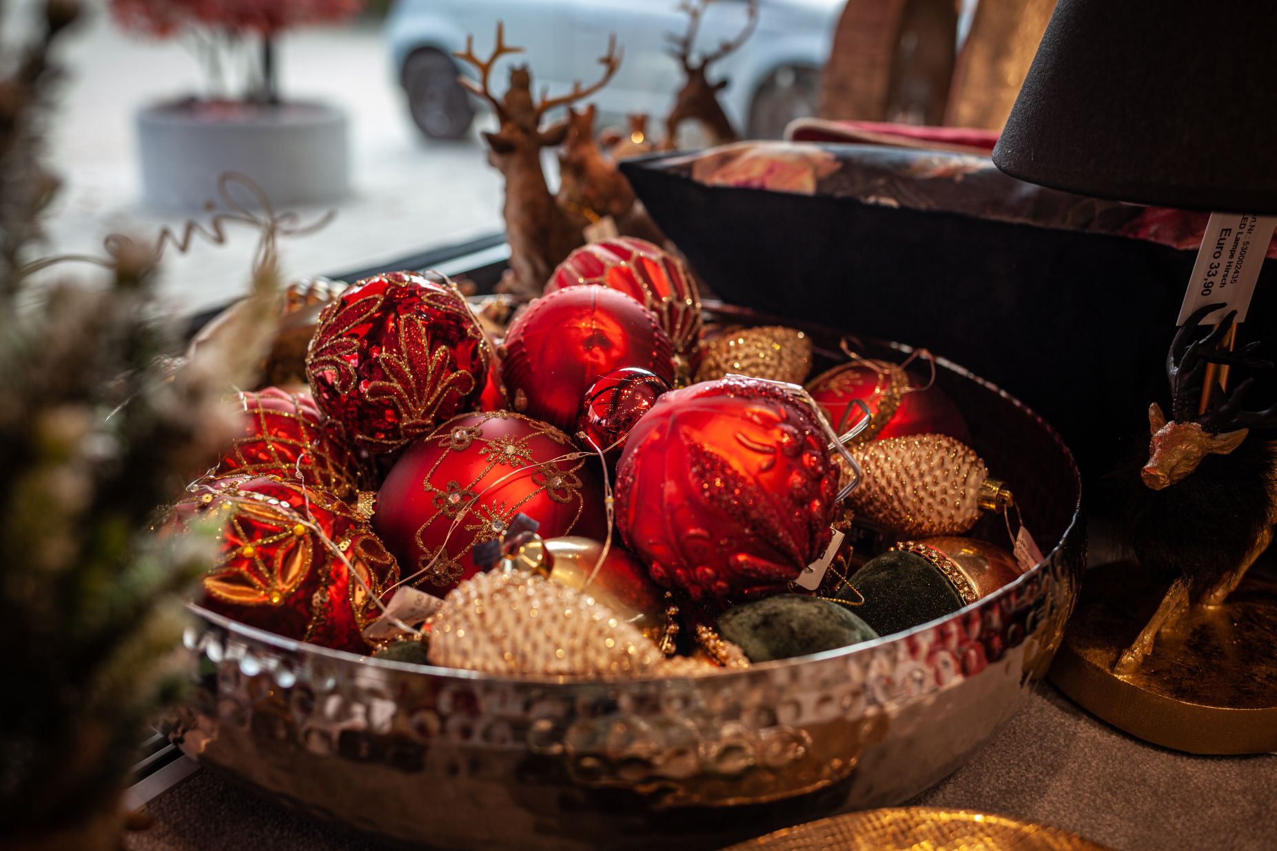 Schüssel mit Christbaumkugeln bei Ege Raum & Design Mühldorf