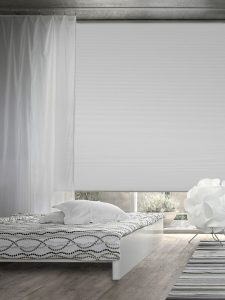 Ege Design – Weißes Plissee im Schlafzimmer