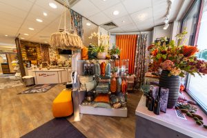 Schaufenster Herbstdekoration bei Ege Raum & Design Mühldorf