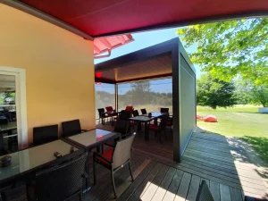 Rotes Lamellendach auf Terrasse von Ege-design